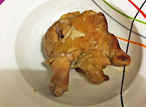 2.【椒麻醬】蒜頭六辦切末、小辣椒三條去籽切末、薑泥少許、半顆檸檬原汁
白胡椒粉少許、魚露一小茶匙、醬油一大茶匙、一小茶匙糖、花椒粉少許。
3.雞腿沾上薄中筋麵粉(我好像沒有沾)下油鍋煎，皮面朝下，煎五~十分鐘。