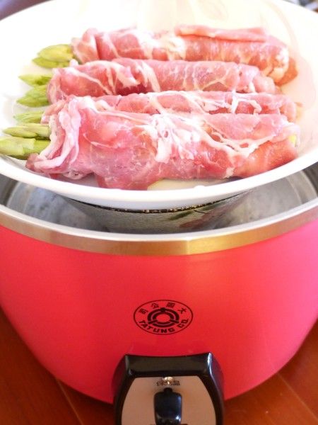 將捲好的蘆筍豬肉捲放入電鍋裡蒸約20分鐘(外鍋一杯水)