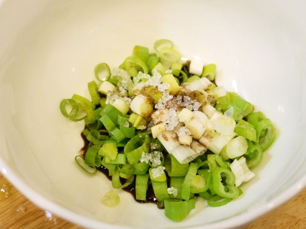 在蒸肉的同時，開始做蔥油醬。

  蔥切成蔥花，放入碗中，再加入醬油與糖