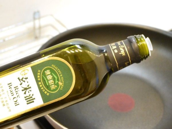 取一鍋，加入玄米油後加到非常熱，再將玄米油沖入調好味的蔥花裡拌勻