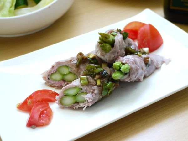 將蒸好的豬肉捲拿出來斜切，淋上油蔥醬後即可盛盤上桌