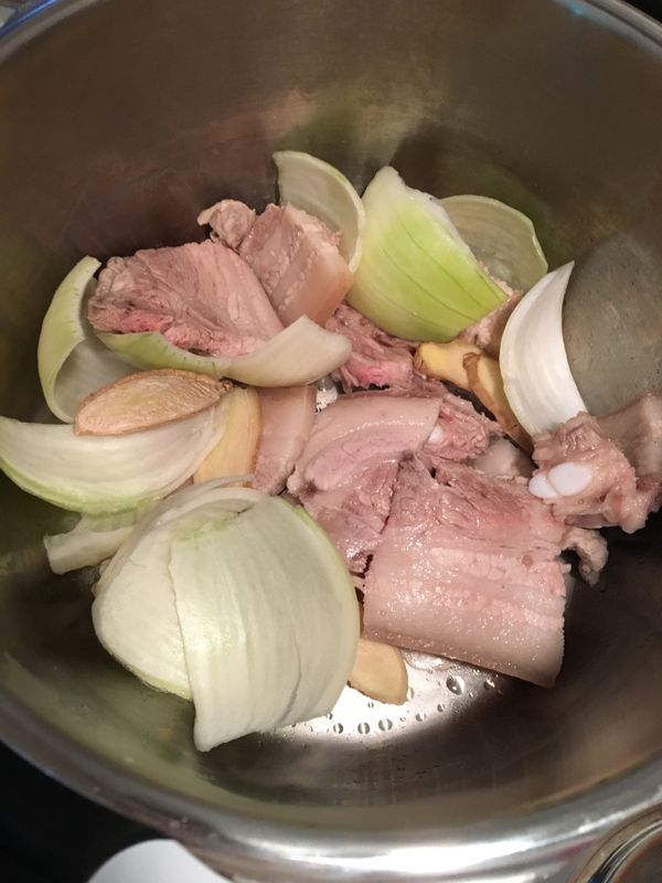 薑炒五花肉跟洋蔥