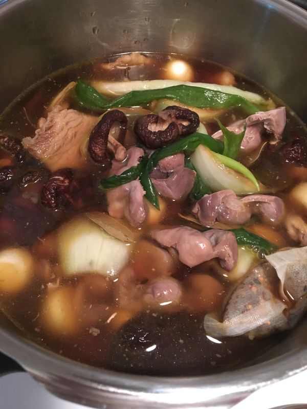 加醬油、水、冰糖、米酒，開始燉煮