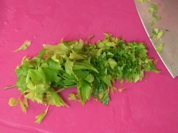 將芹菜葉切細