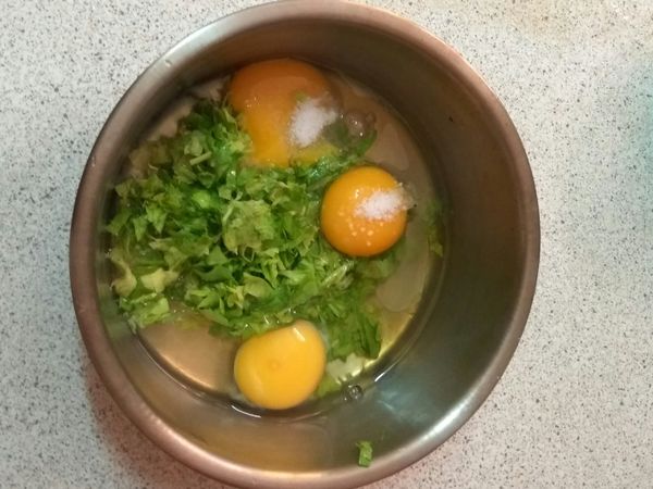 加入鹽、味精、香油攪拌均勻