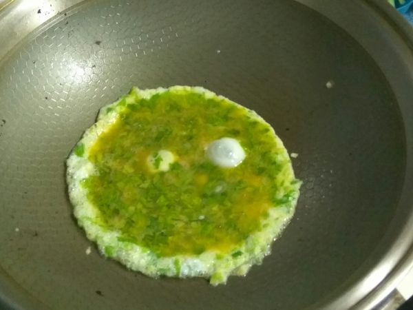 起油鍋，將蛋液下鍋