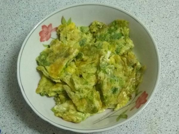 兩面皆成金黃色澤，用鍋鏟切成小塊，即可起鍋食用囉！