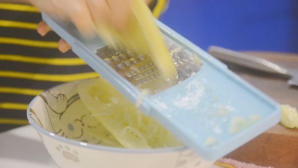 大黃瓜刨絲，完成