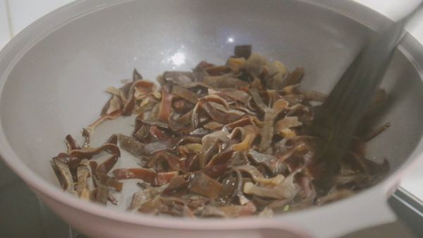 炒木耳（加油熱炒後加鹽調味）