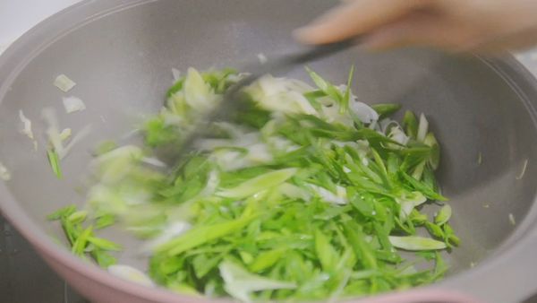炒蒜苗（加油熱炒後加鹽調味）