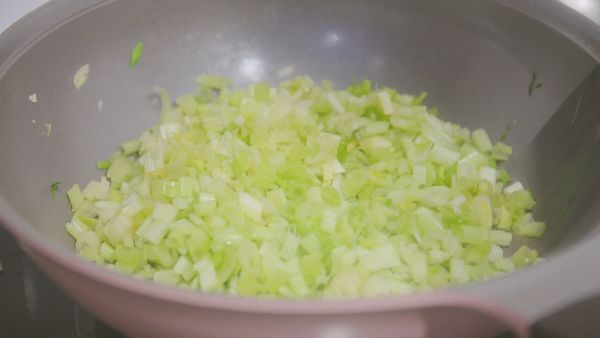 炒芹菜（加油熱炒後加鹽調味）