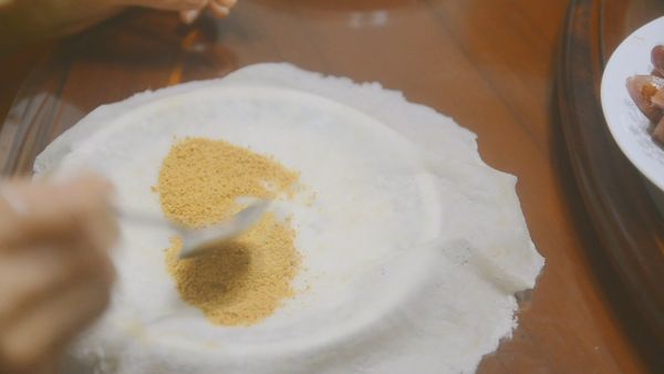 花生粉墊底（可減緩餅皮潮溼速度）