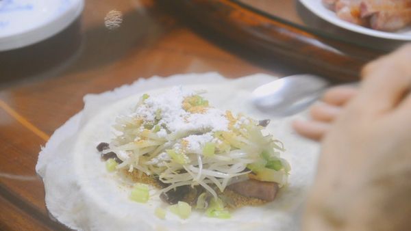 最後撒上糖粉萬惡的

糖粉（糖粉愈多愈好吃，邊吃邊加才是內行的）