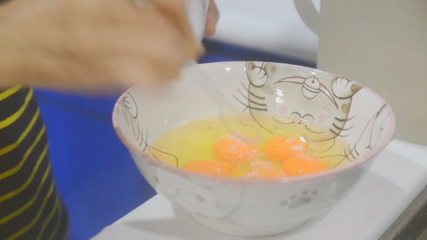 蛋中加入少許鹽打散，備用