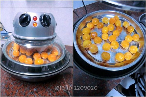 步驟1先將鹹蛋黃放進烘烤機烤5-6分鐘100度