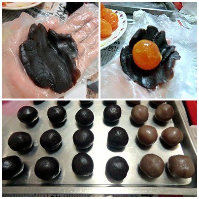 步驟5鹹蛋黃這時候已經涼了,將鹹蛋黃放入烏豆沙裡包起來