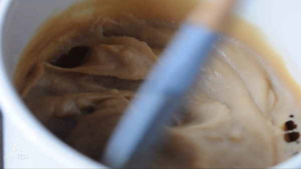 攪拌一陣子後，太白粉開始糊化，液體開始變成稠狀，此時仍要繼續攪拌。