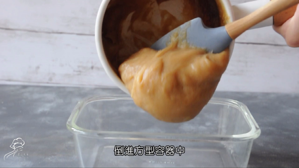 準備一方型容器，將蕨餅倒入。
