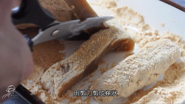 用剪刀將蕨餅剪成條狀