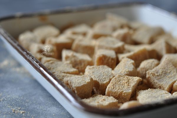 再剪成一塊塊適口大小，用手將每塊蕨餅都沾滿黃豆粉。