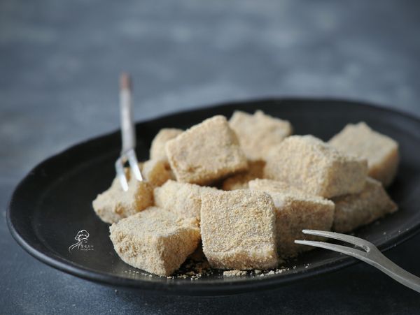 簡單又好吃的黑糖蕨餅完成。喜歡的話，也可以沾黑糖蜜吃哦!