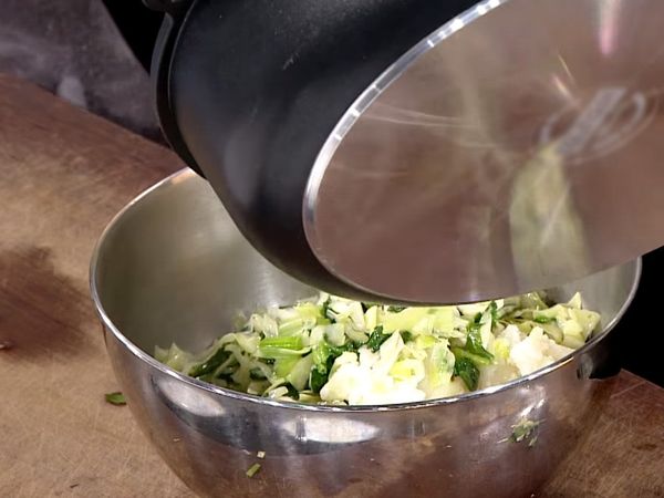 將菜放入馬鈴薯泥混合