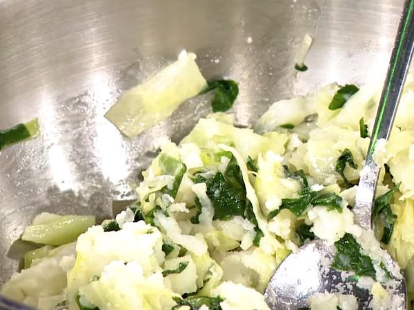 加入黑胡椒、海鹽、荳蔻粉、巴西里調味