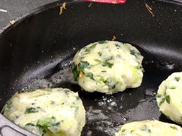 起油鍋，煎至兩面金黃，可口的馬鈴薯煎餅就完成啦！