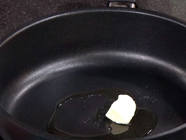 橄欖油、奶油放入煎鍋中融化