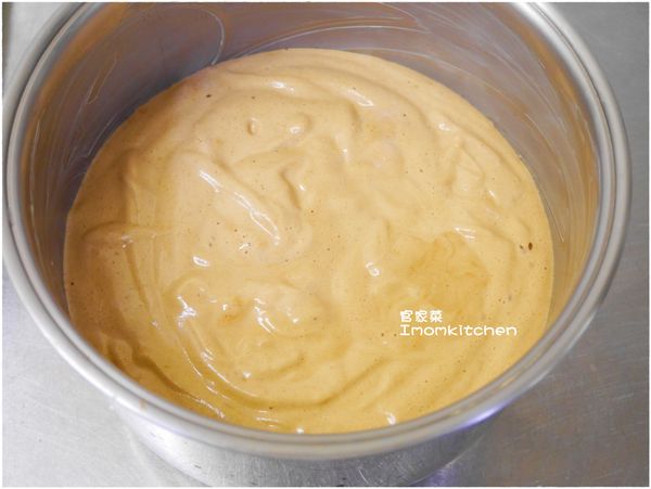 倒入拌勻好的黑糖蛋糕麵糊並放入電子鍋裡使用蛋糕烘烤模式進行烘烤，待時間到後就會是一道香甜又綿密的黑糖蛋糕了....