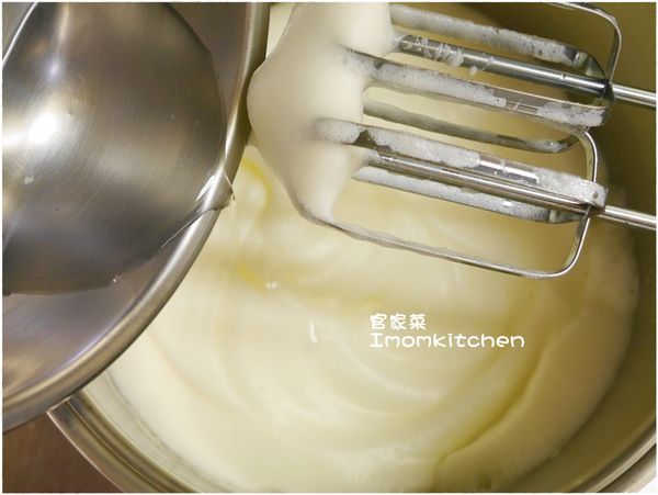 先將全蛋分成蛋白及蛋黃後再將蛋白打發至稍微有點濃稠狀後慢慢的加入水及塩並持續的打發