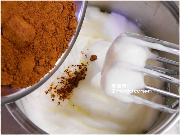 待蛋白打發到快呈現濕性發泡狀時再慢慢的加入黑糖粉同時再以打蛋器持續的拌勻