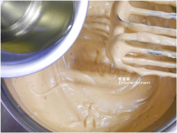 待蛋黃完全的加完後再慢慢的加入沙拉油