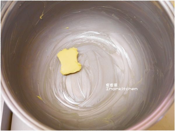 準備電子鍋的內鍋並塗上些許的奶油可以塗厚一點較保險