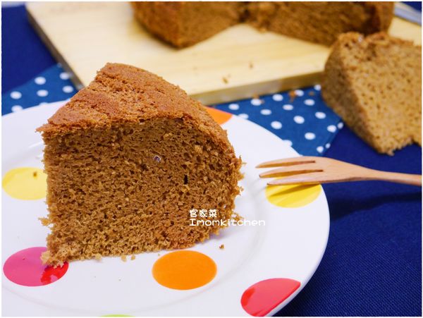 烤好的黑糖蛋糕，放涼切開後看起來就相當的美味~~~獻給全天下的母親....母親節快樂~~