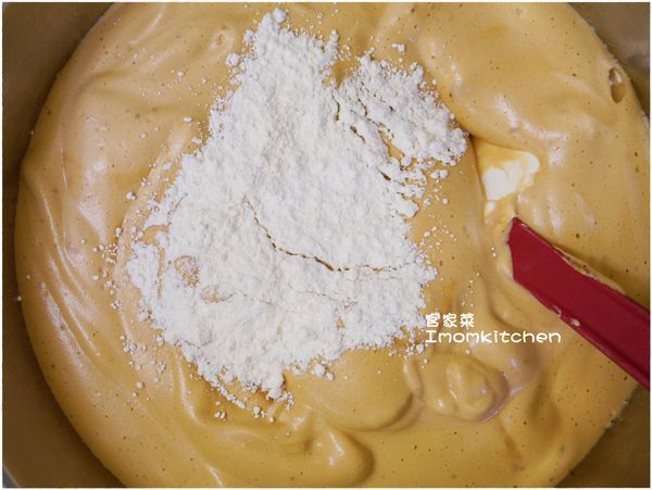 加入事先過篩好的低筋麵粉並拌勻直到麵粉完全的拌入蛋糊裡...此步驟需注意要使用刮刀由下往上拌較不會讓蛋白破裂