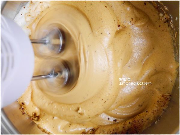 必須攪拌到黑糖粉完全的溶入蛋白中才是正確的