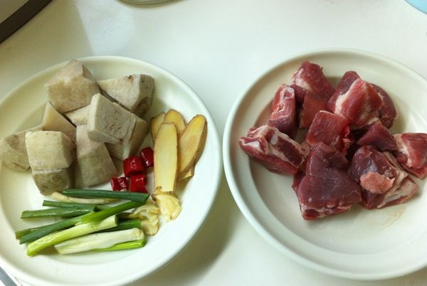 老薑切片，蔥切段、辣椒切丁，芋頭切成適當大小備用。