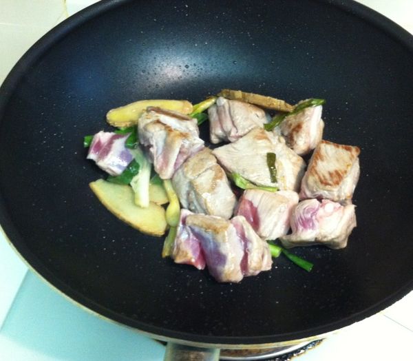 少量油熱鍋，依序把薑、蒜、蔥段、辣椒爆香後下小排炒到表面微焦撈到砂鍋中。