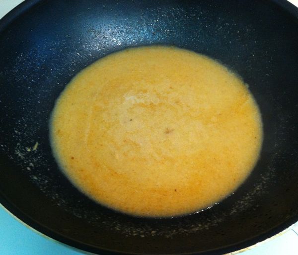 原炒鍋內加一點水，先將[調味料]中的花生醬+沙茶醬煮開後倒進砂鍋中。