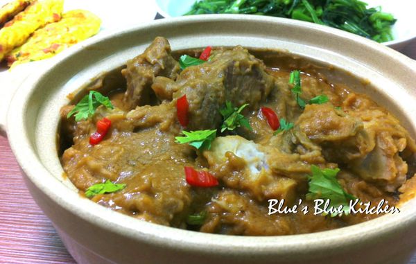 再把其他所有剩的[調味料]加入砂鍋中，加水至蓋到小排煮滾後轉小火燒約40~50分鐘後再放入芋頭燒約20分鐘，到汁變濃稠，起鍋前灑上香菜末和辣椒丁就完成嚕~