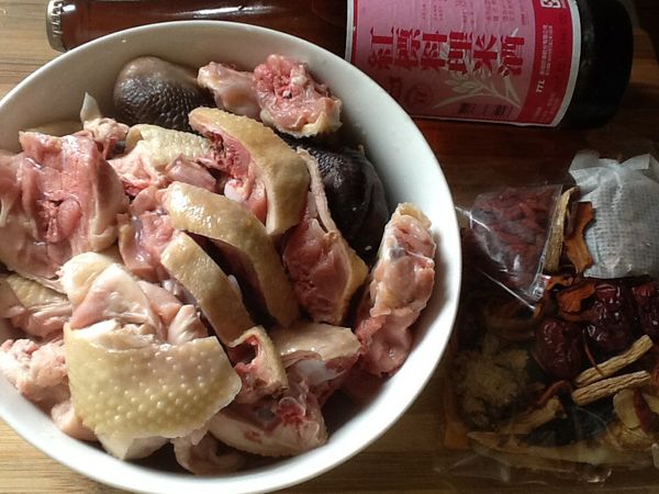1.準備食材(雞肉切塊)。