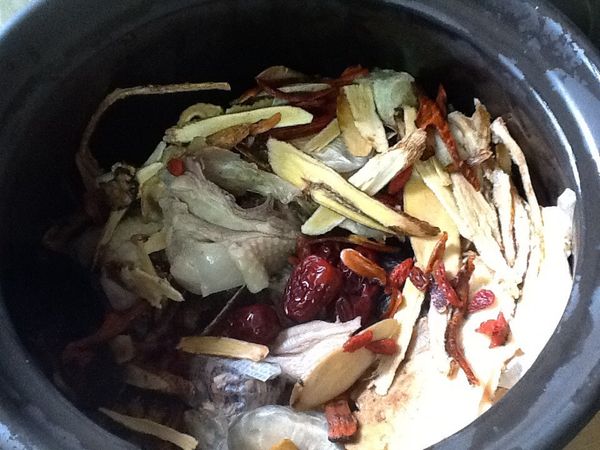 5.將所有藥材放入雞鍋中。
