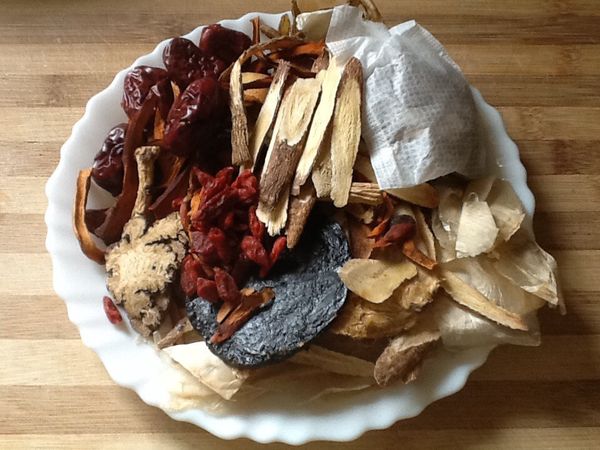 4.加味四物藥材(紅棗，枸杞，熟地，黃耆，川芎，當歸，白芍，故紙花，黨蔘，桂枝)以清水沖洗乾淨。