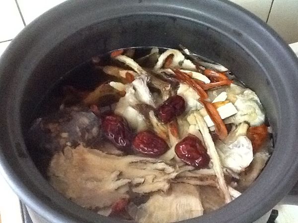 7.放上瓦斯爐，開中大火煮滾後改小火，續煮約25-30分鐘（依自己喜愛雞肉的軟度即可）。