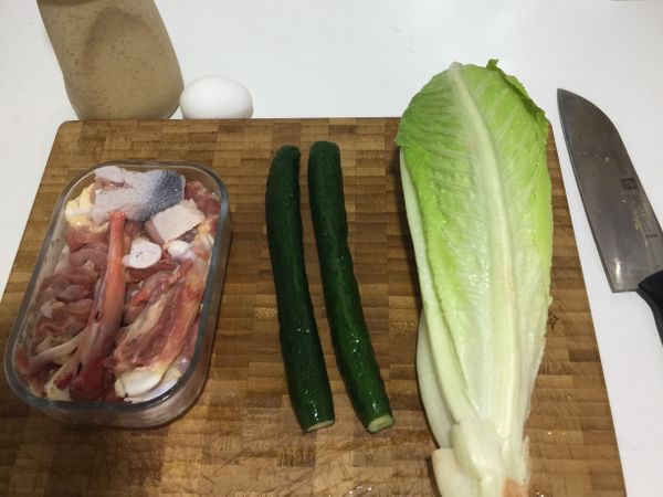 雞蛋先拿出放置室溫
生菜洗淨後切成一口大小
放入冰水10分鐘後瀝乾