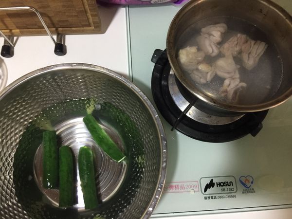 小黃瓜去頭尾後，放入加了一小匙鹽的滾水中川燙，接著放入冰水10分鐘，瀝乾後切絲
同時間雞肉可接著放入滾水中煮10分鐘