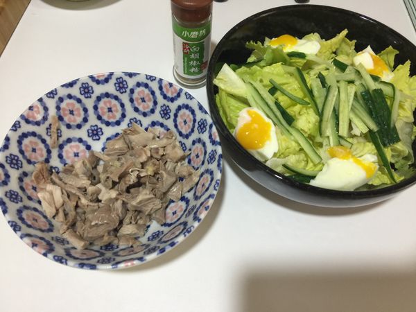 雞腿肉取出後瀝乾，放涼後剝絲
拌入白胡椒
同時間雞蛋可接著放入滾水中，拿筷子不斷攪動，約2-3分鐘，依各人喜歡熟度而定，後撈出放涼後切瓣