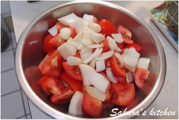 洋蔥剝去外衣,切塊.