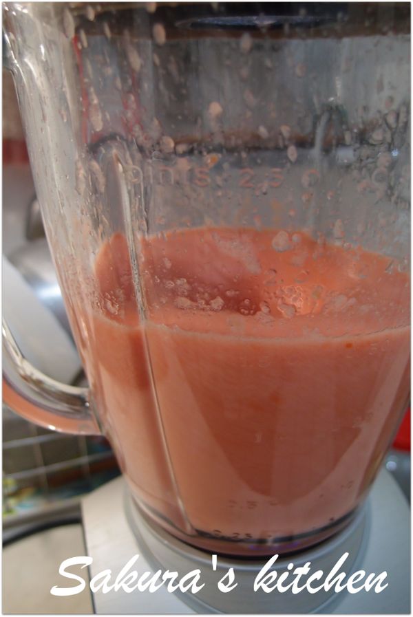 食材放一深鍋加入蒜粒,用攪拌棒攪打成泥.(可用果汁機打)